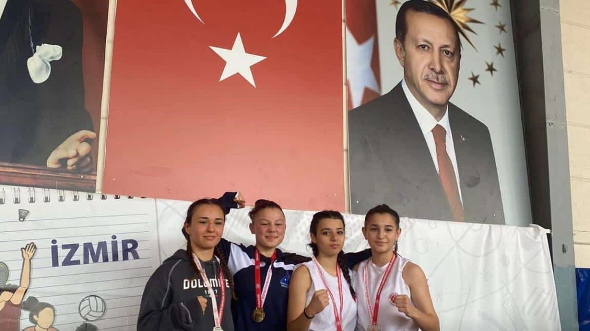 İzmir kick boks müsabakalarında  öğrencimiz Zeynep Kaplan 50 kg da İzmir 1.si olmuştur . Öğrencimizi tebrik ederiz