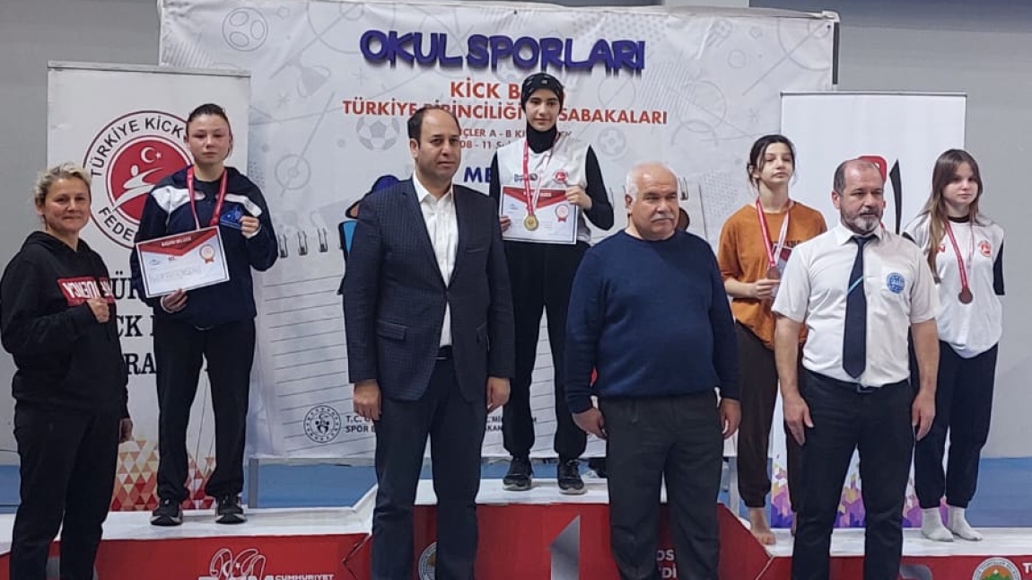 Milli Sporcumuz Zeynep Kaplan Okullar Arası King Boks Türkiye Şampiyonasında Finalde sakatlık nedeniyle 2. Olup gümüş madalya almıştır. Öğrencimizi, hocalarımızı ve okulumuzu tebrik ederiz.