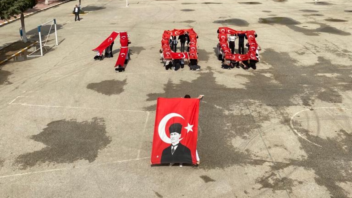 Cumhuriyetimizin 100. yılına özel öğrencilerimiz bayraklarla okul bahçemize 100 yazdı.