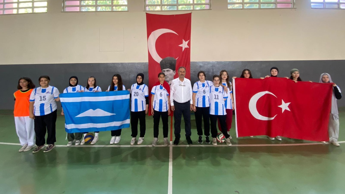 29 Ekim cumhuriyet bayramı kutlama haftası etkinlikleri kapsamında sınıflar arası voleybol etkinliğiyle açılışı yaptık .  